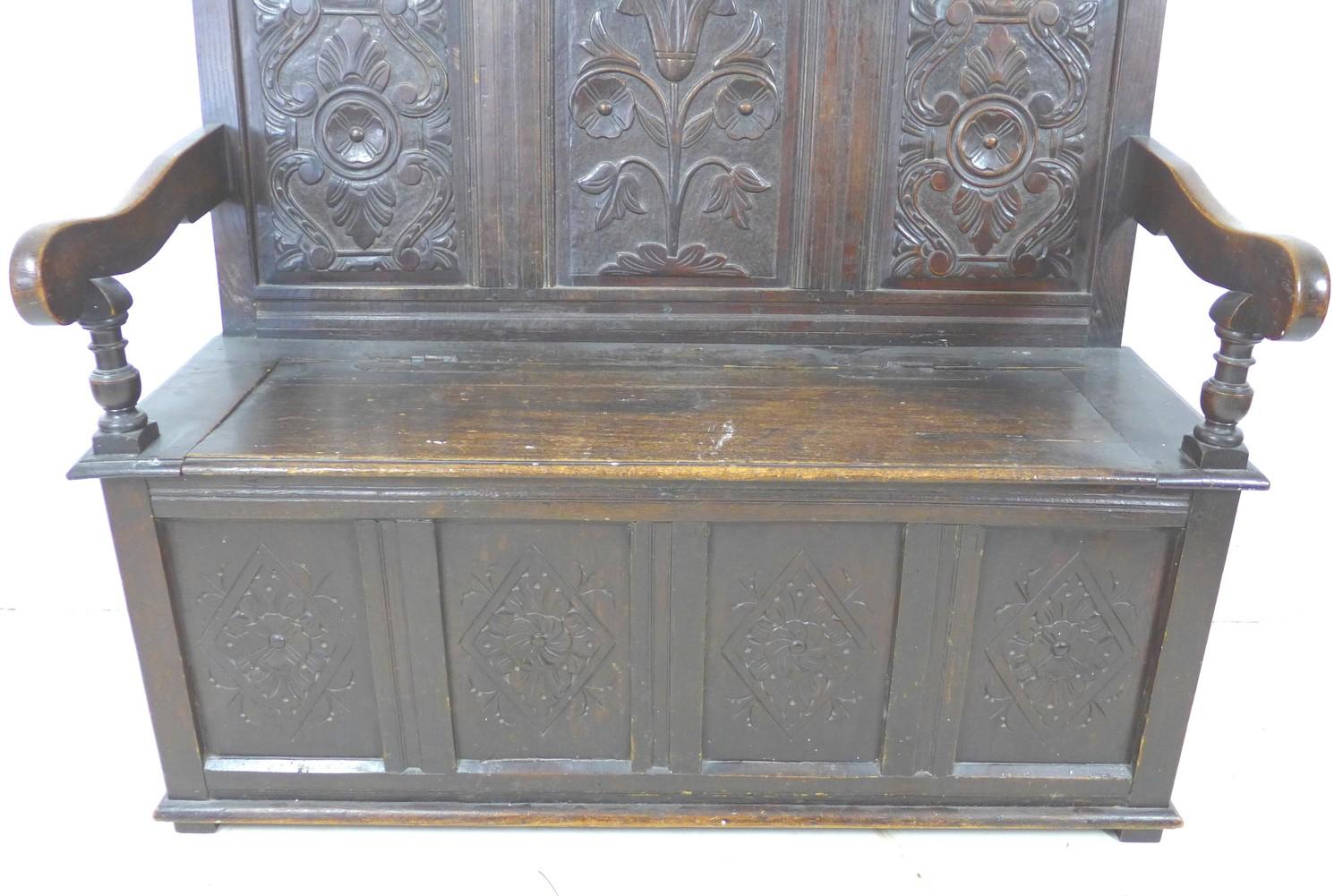 An 18th century oak settle, with carved frieze above a three panel carved back, open shaped - Image 5 of 8