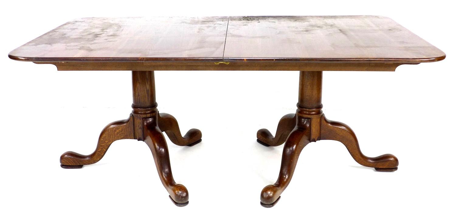A modern oak twin pedestal extending dining table, in George II style, the rectangular surface - Image 2 of 8