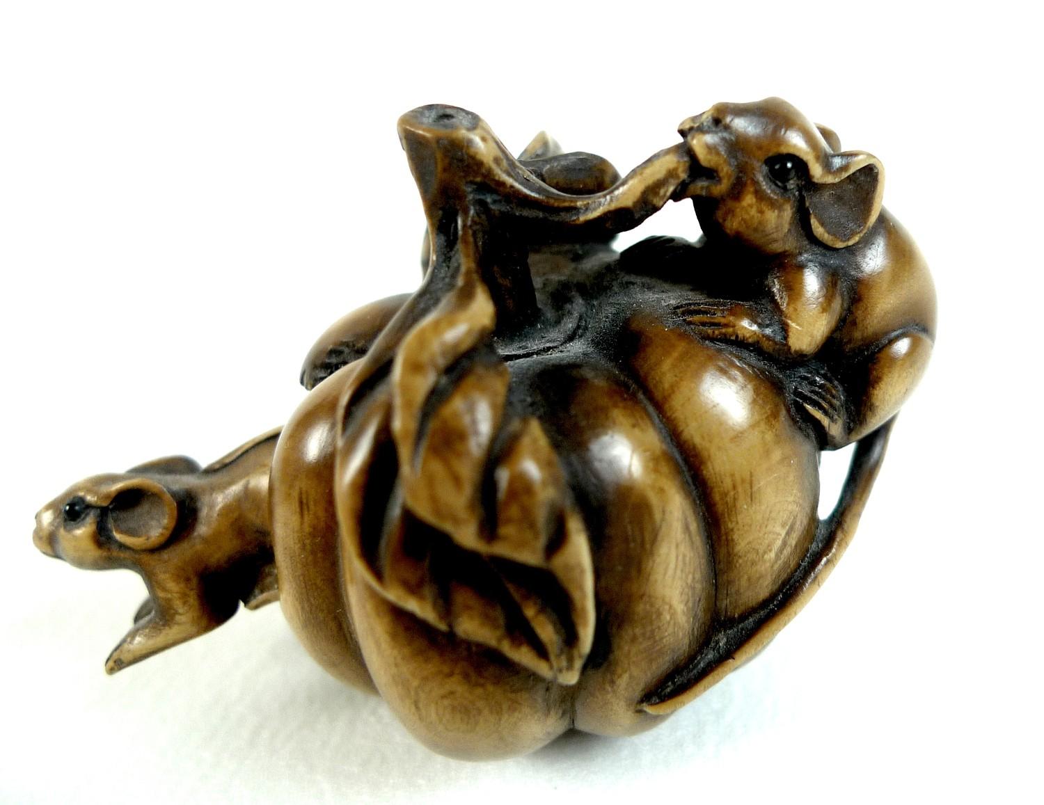 Two Japanese boxwood netsuke, Meiji period, one modelled as two mice eating a pumpkin, with one - Image 4 of 9