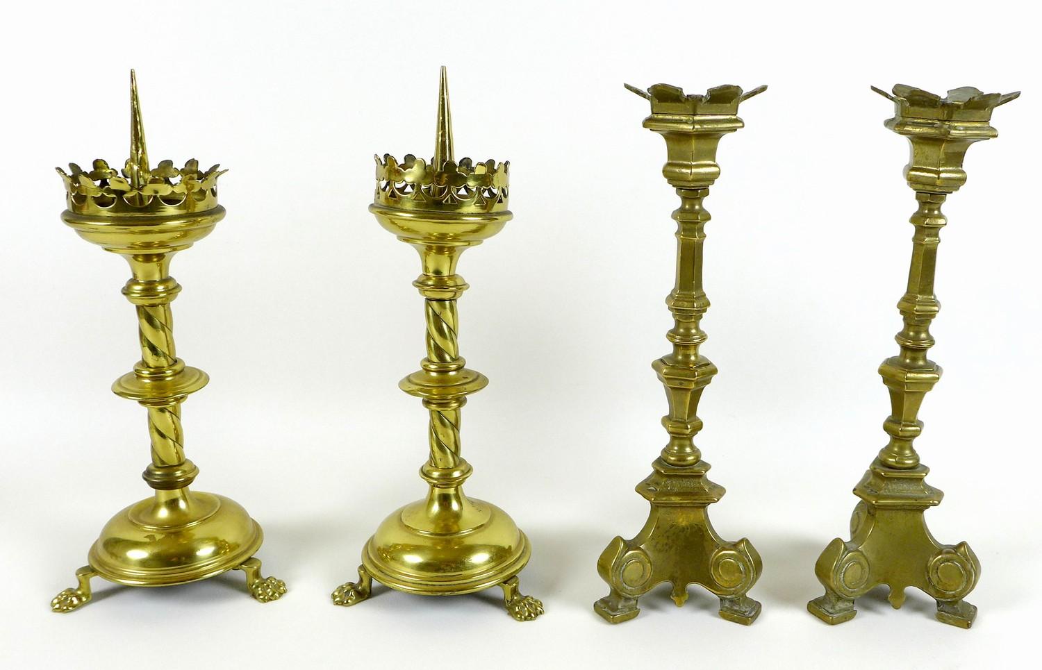 A collection of brass items, including an early 19th century brass chamber stick with candle - Image 3 of 6