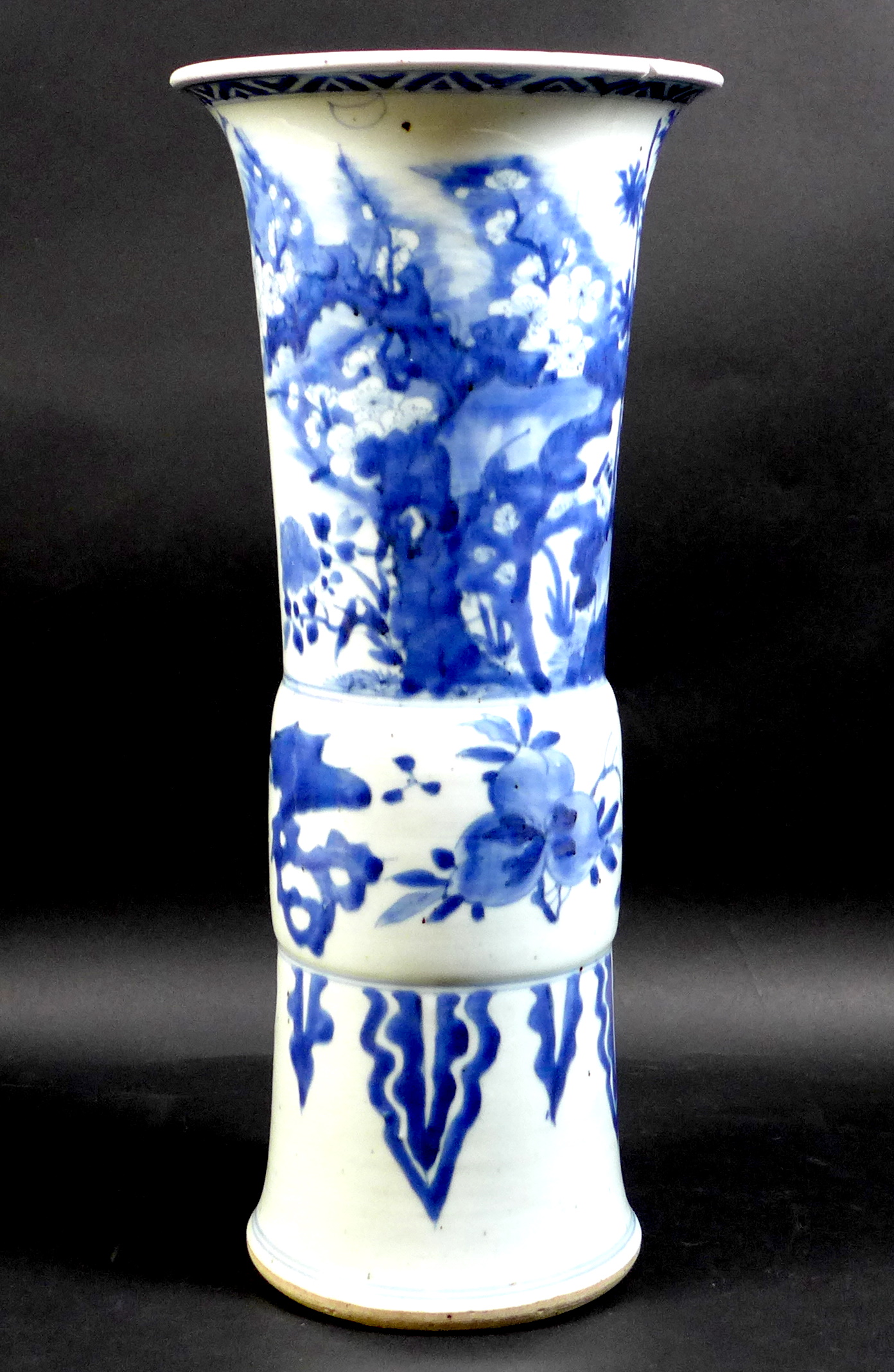 A Chinese porcelain 'Gu' shaped vase, early Kangxi / Transitional period - Image 5 of 34