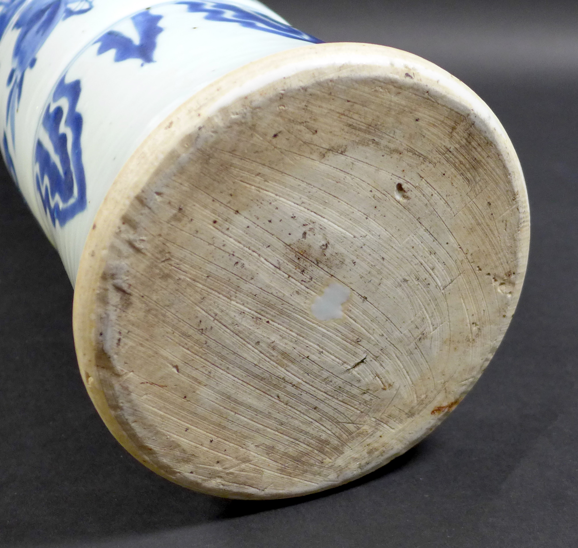 A Chinese porcelain 'Gu' shaped vase, early Kangxi / Transitional period - Image 9 of 34