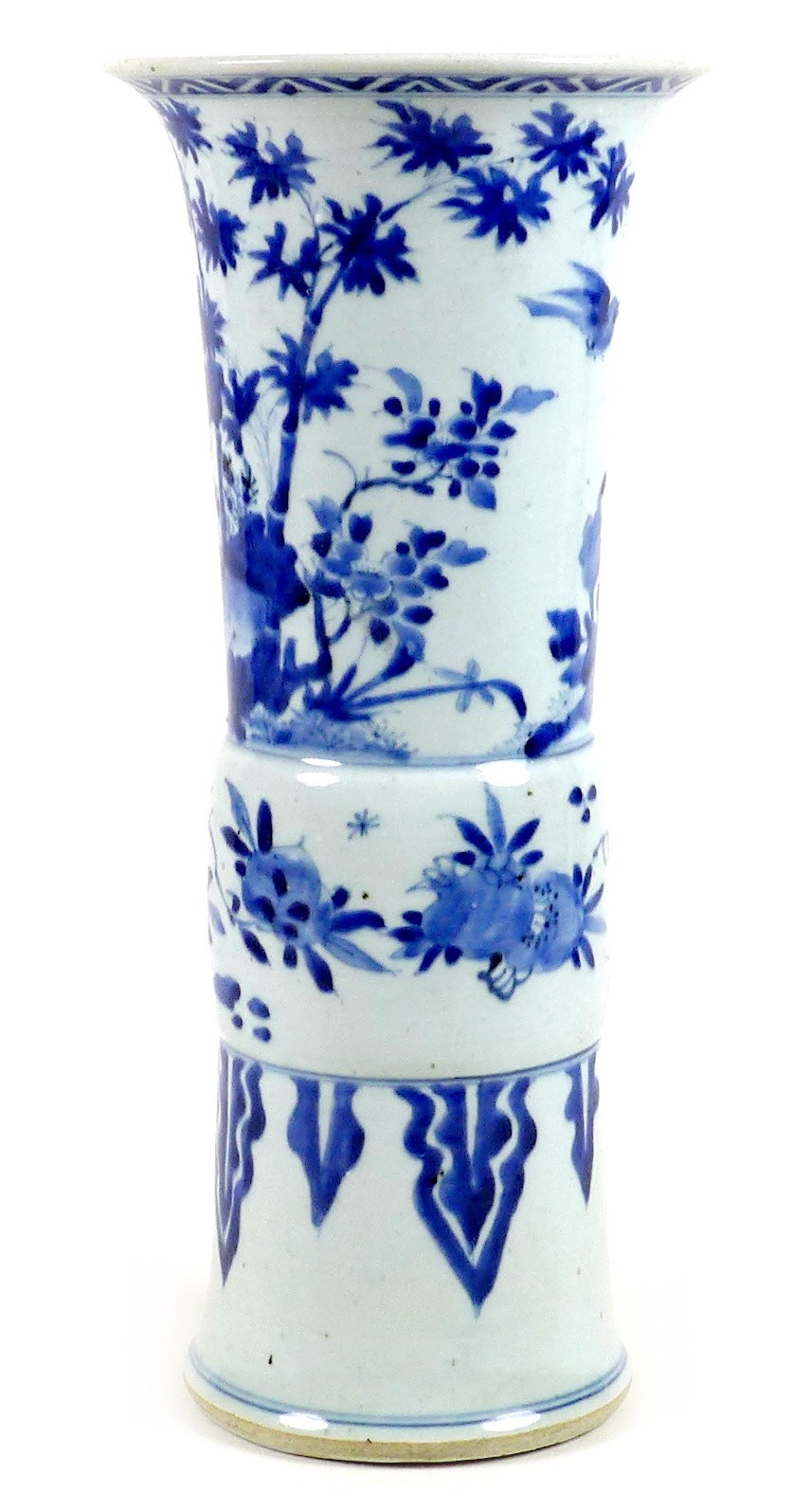 A Chinese porcelain 'Gu' shaped vase, early Kangxi / Transitional period - Image 18 of 34