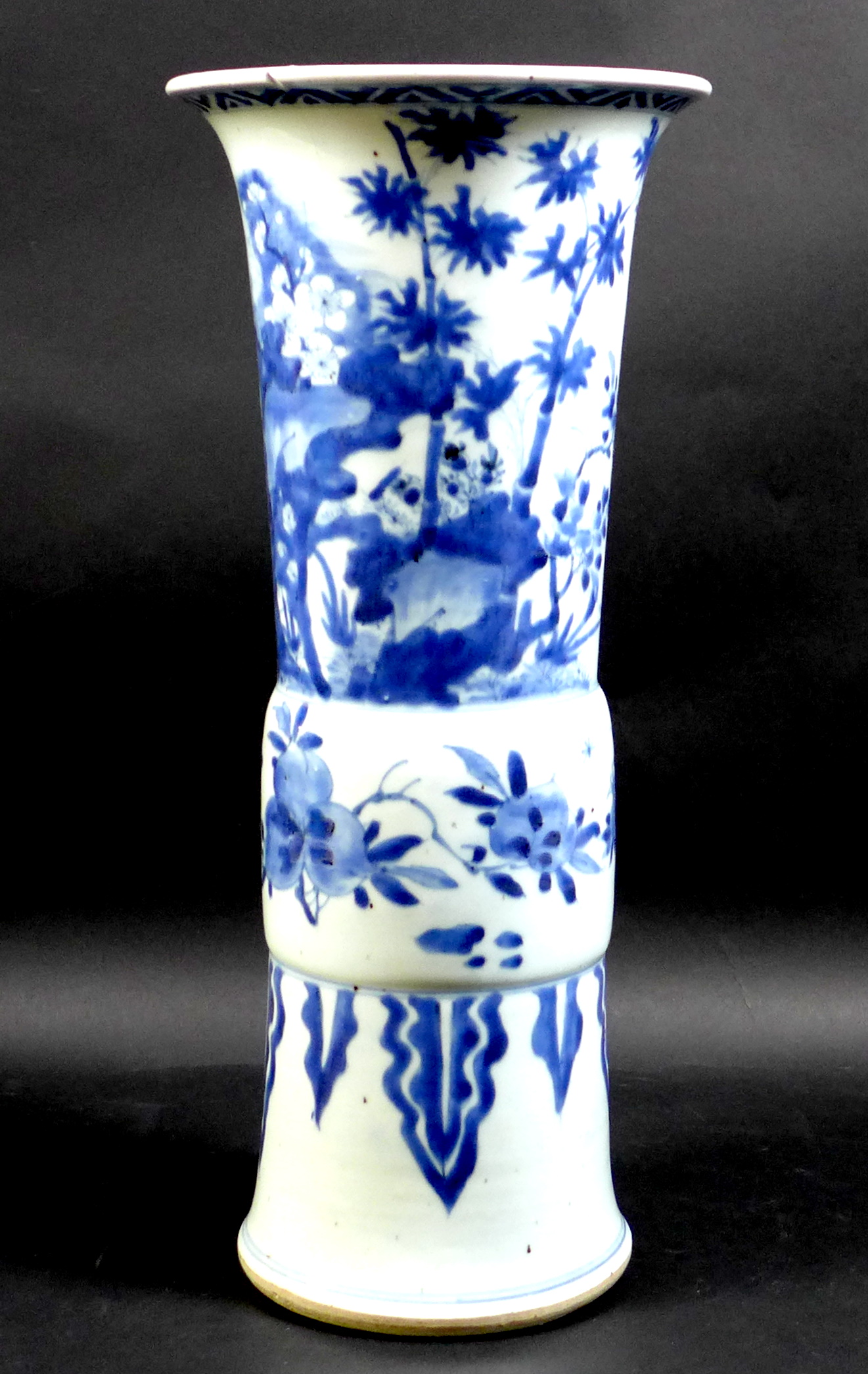 A Chinese porcelain 'Gu' shaped vase, early Kangxi / Transitional period - Image 4 of 34