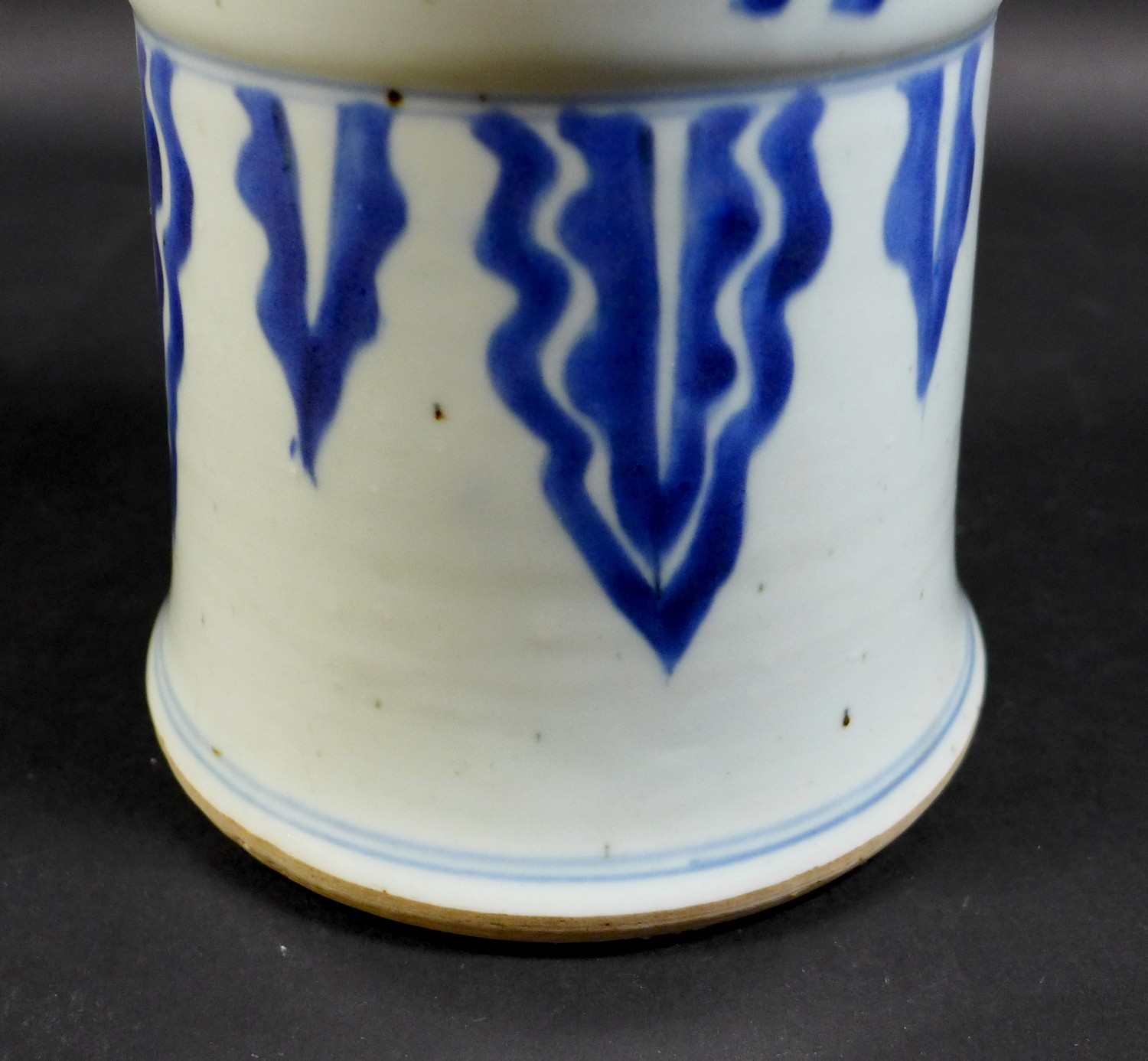 A Chinese porcelain 'Gu' shaped vase, early Kangxi / Transitional period - Image 33 of 34