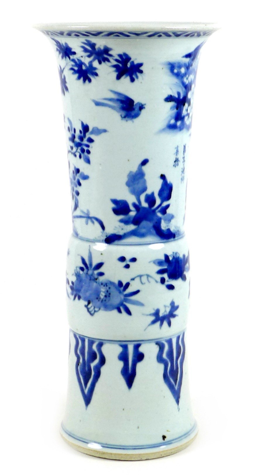 A Chinese porcelain 'Gu' shaped vase, early Kangxi / Transitional period - Image 17 of 34