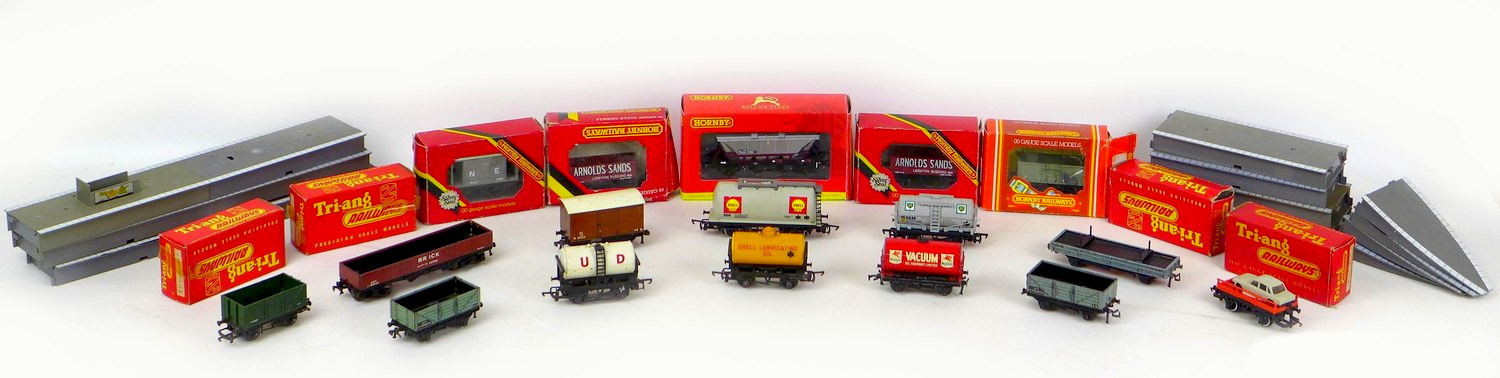 A collection of Hornby OO gauge railway models, including four locomotives, 2-10-0 Evening Star - Image 2 of 2