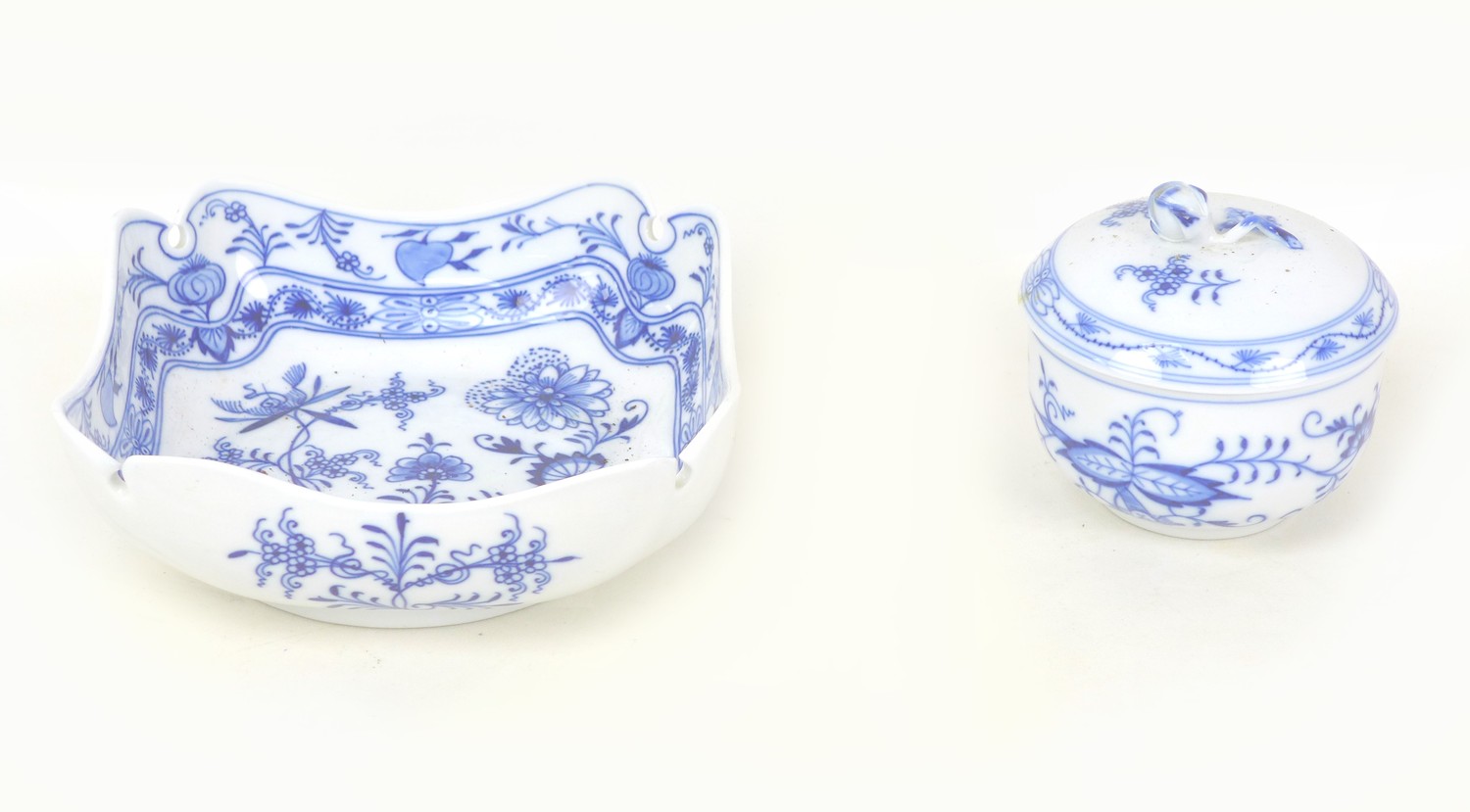 Three pieces of 20th century Meissen Onion pattern porcelain, comprising a an oval form twin handled - Image 5 of 6