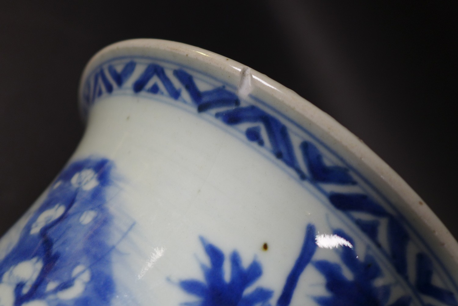 A Chinese porcelain 'Gu' shaped vase, early Kangxi / Transitional period - Image 31 of 34