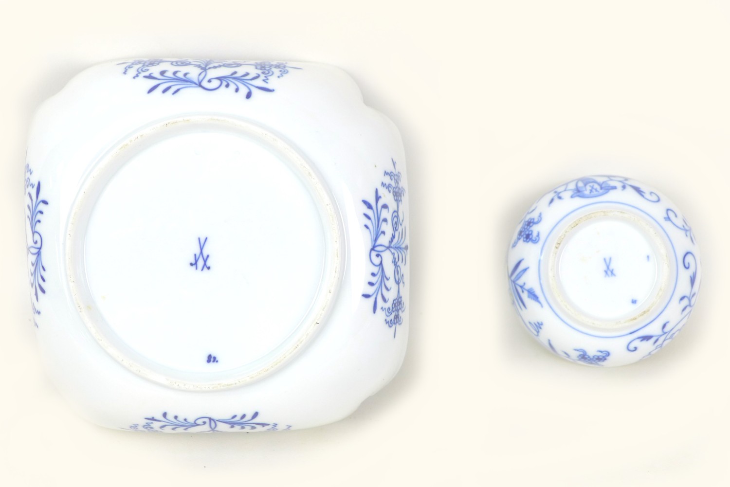 Three pieces of 20th century Meissen Onion pattern porcelain, comprising a an oval form twin handled - Image 6 of 6