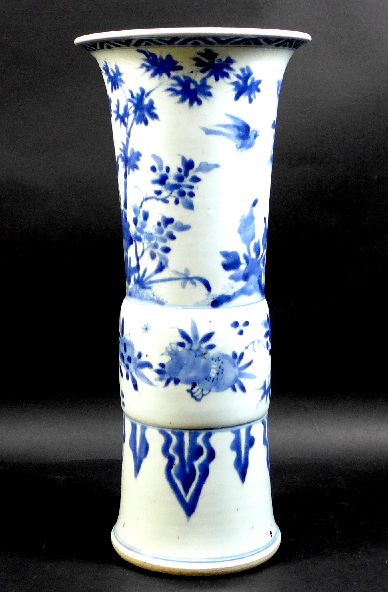 A Chinese porcelain 'Gu' shaped vase, early Kangxi / Transitional period - Image 3 of 34