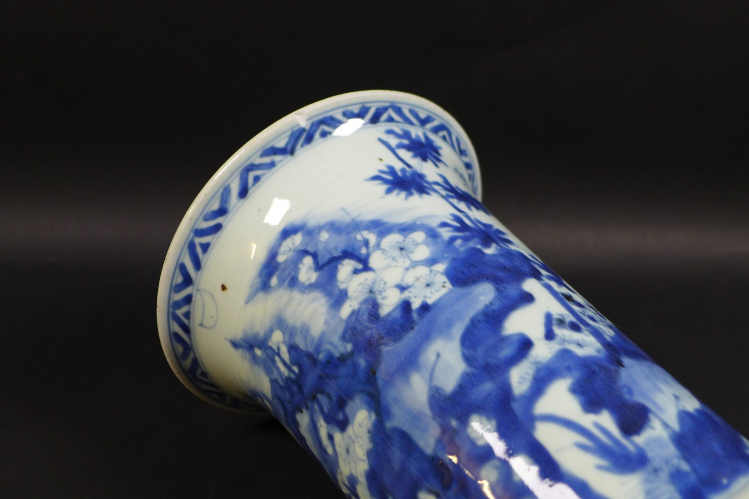 A Chinese porcelain 'Gu' shaped vase, early Kangxi / Transitional period - Image 27 of 34