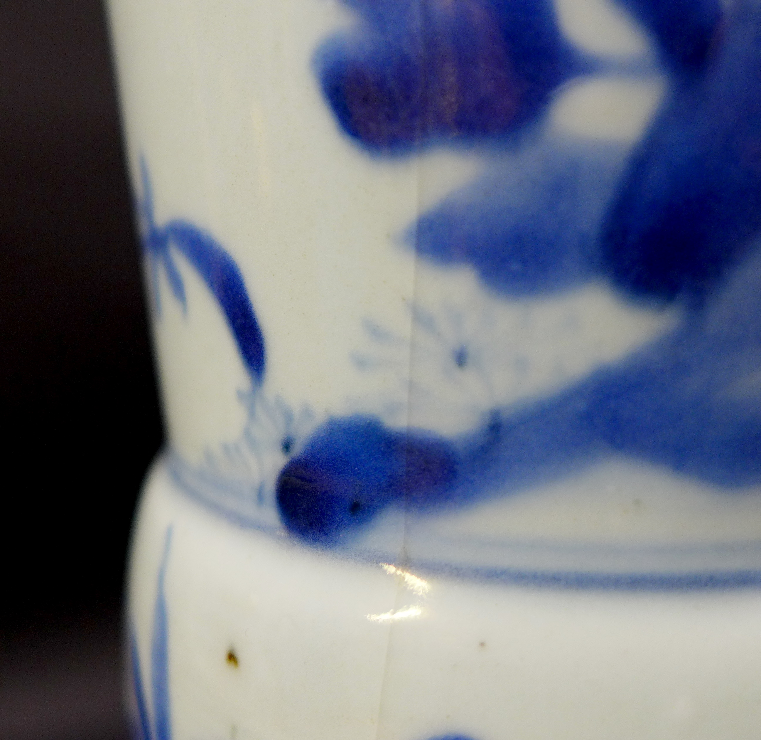 A Chinese porcelain 'Gu' shaped vase, early Kangxi / Transitional period - Image 10 of 34