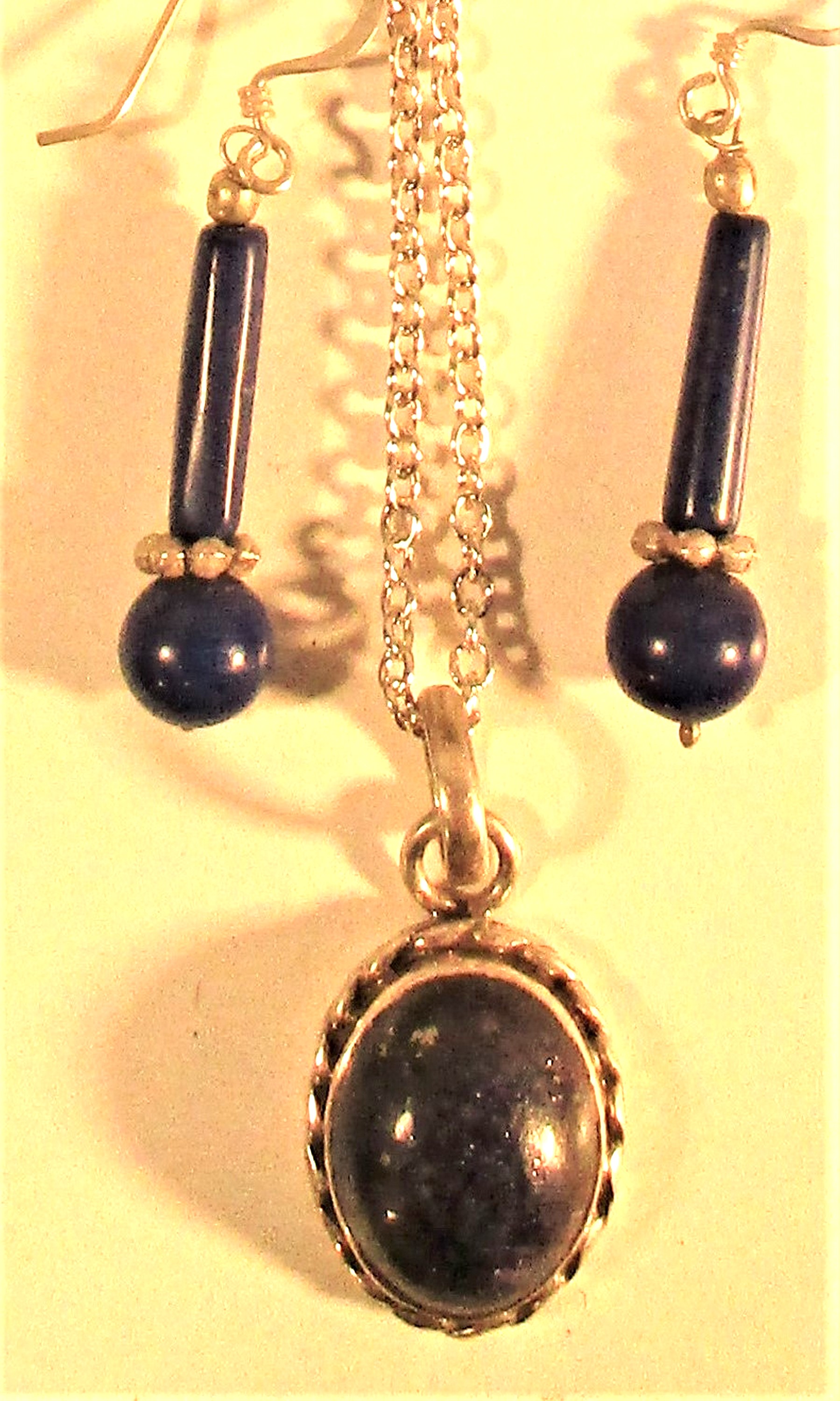 Lapis lazuli pendant set in white metal and pair of earrings - Image 2 of 2