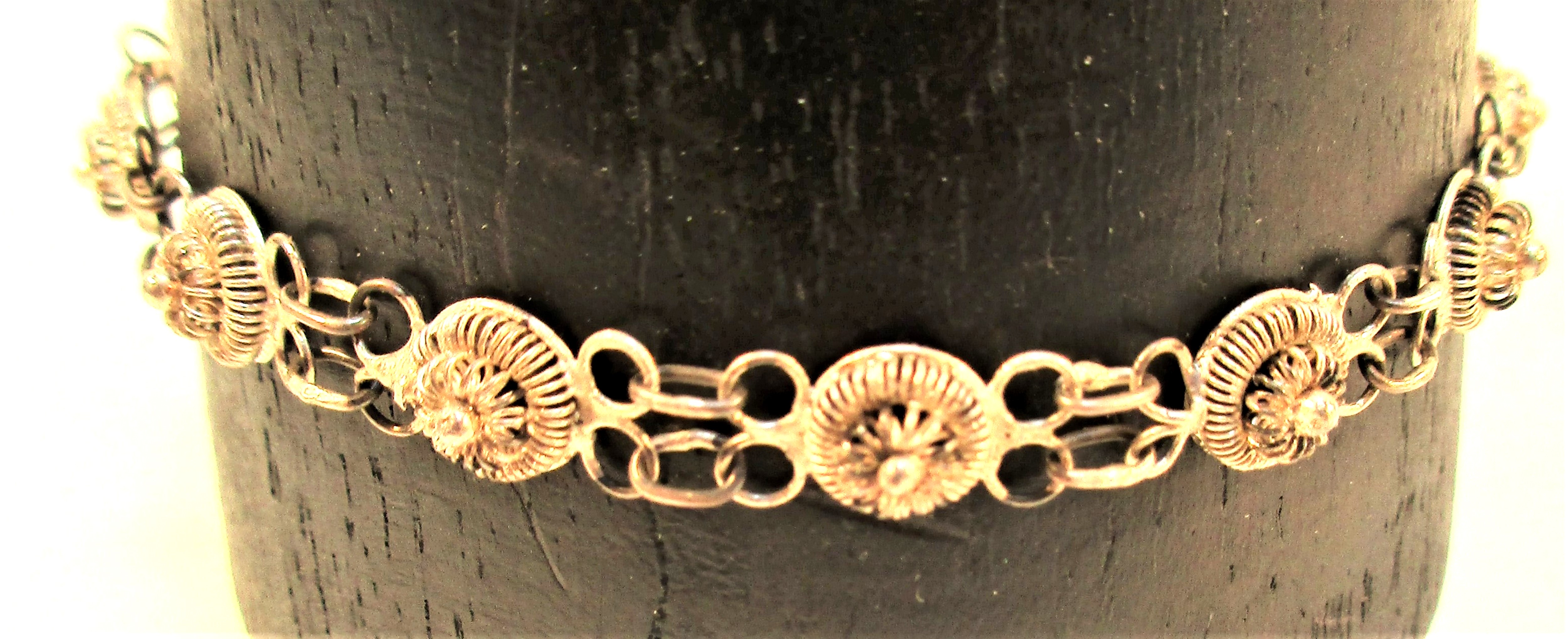 Filigree fine metal bracelet. 15cm.