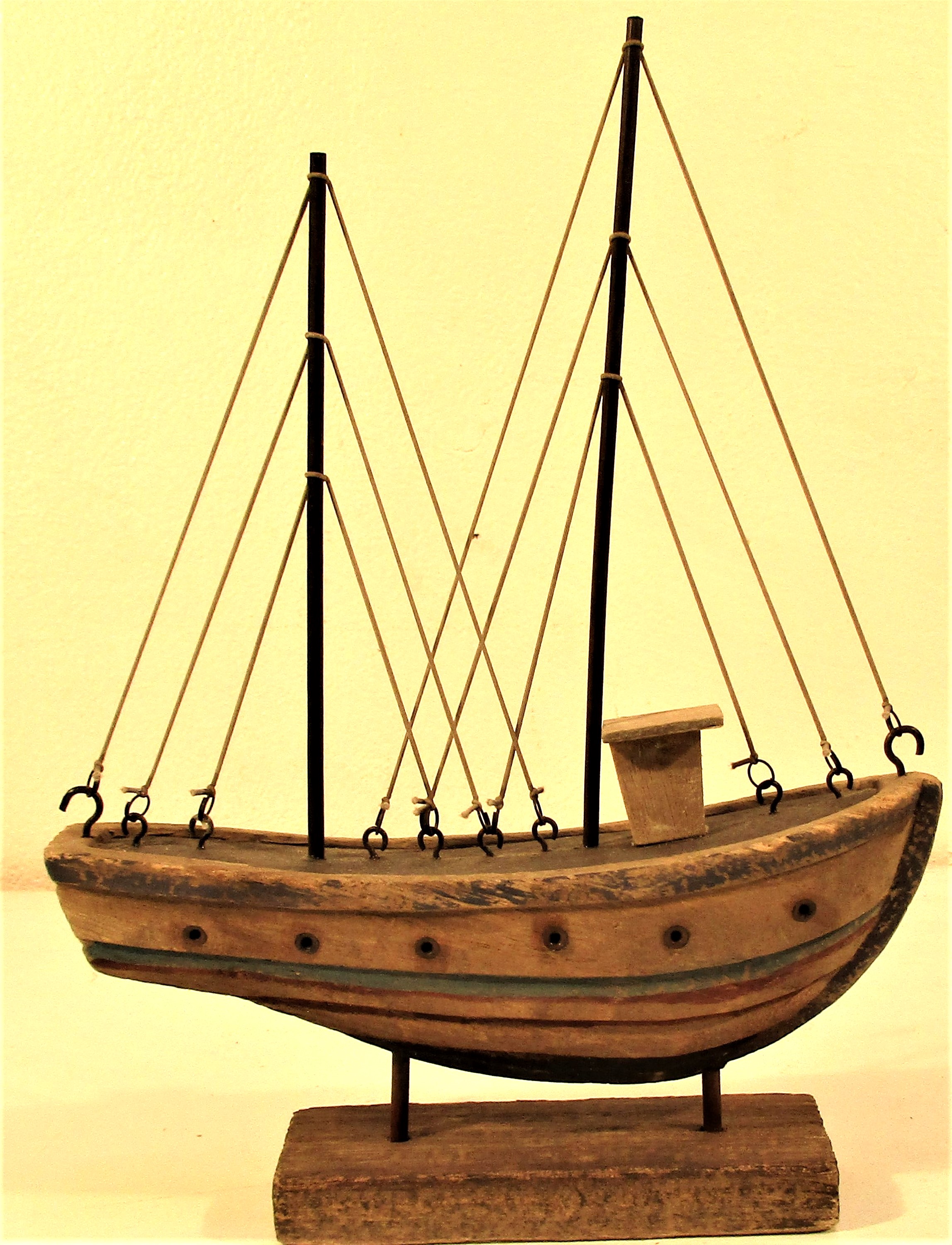Small wood and painted boat with full rigging. 22 x 30cm. New
