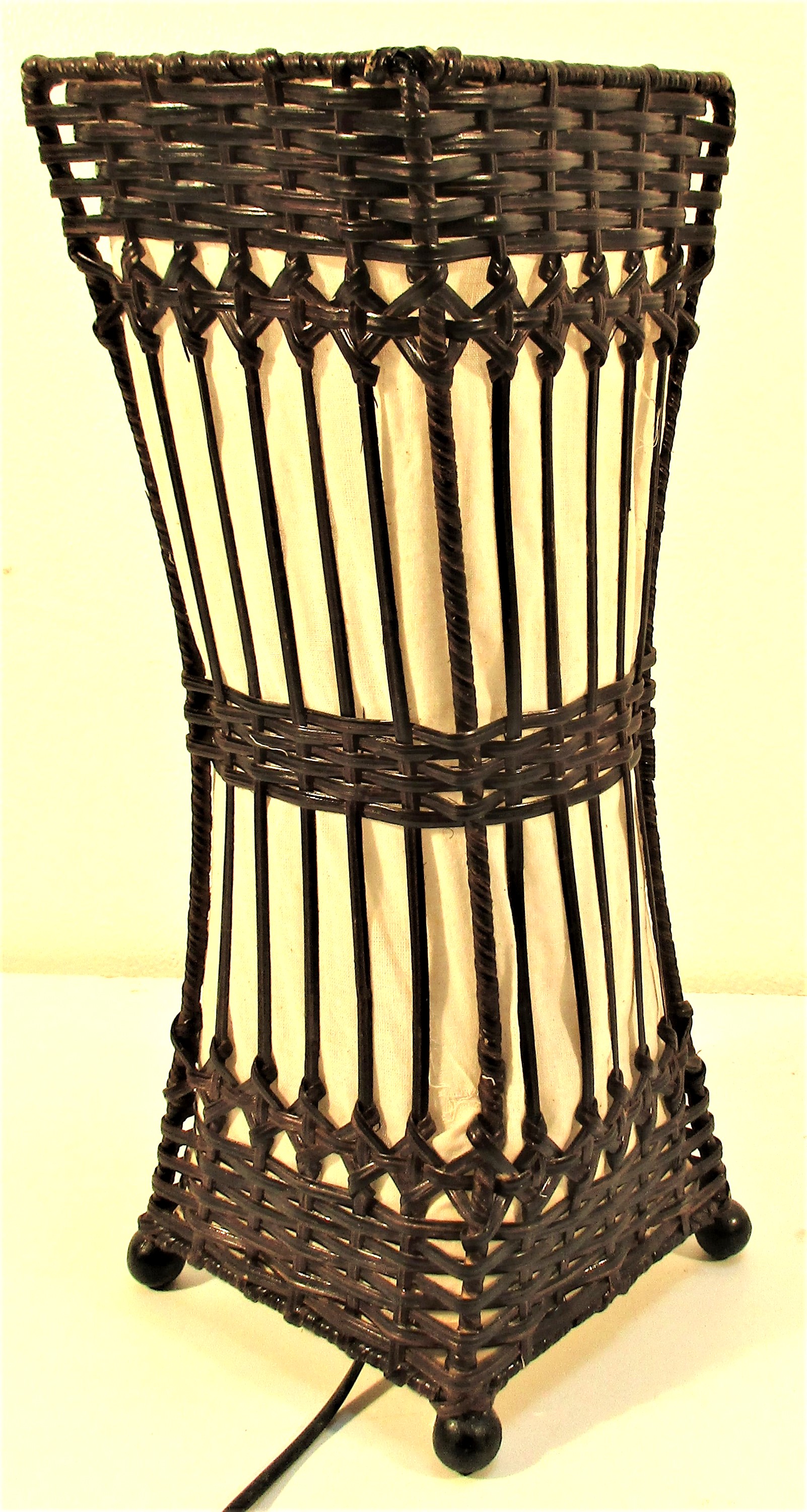 Table lamp in rattan and fine cotton. 40 x 16cm. New