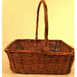 Square basket with long handle. 31 x 25 x 10cm.