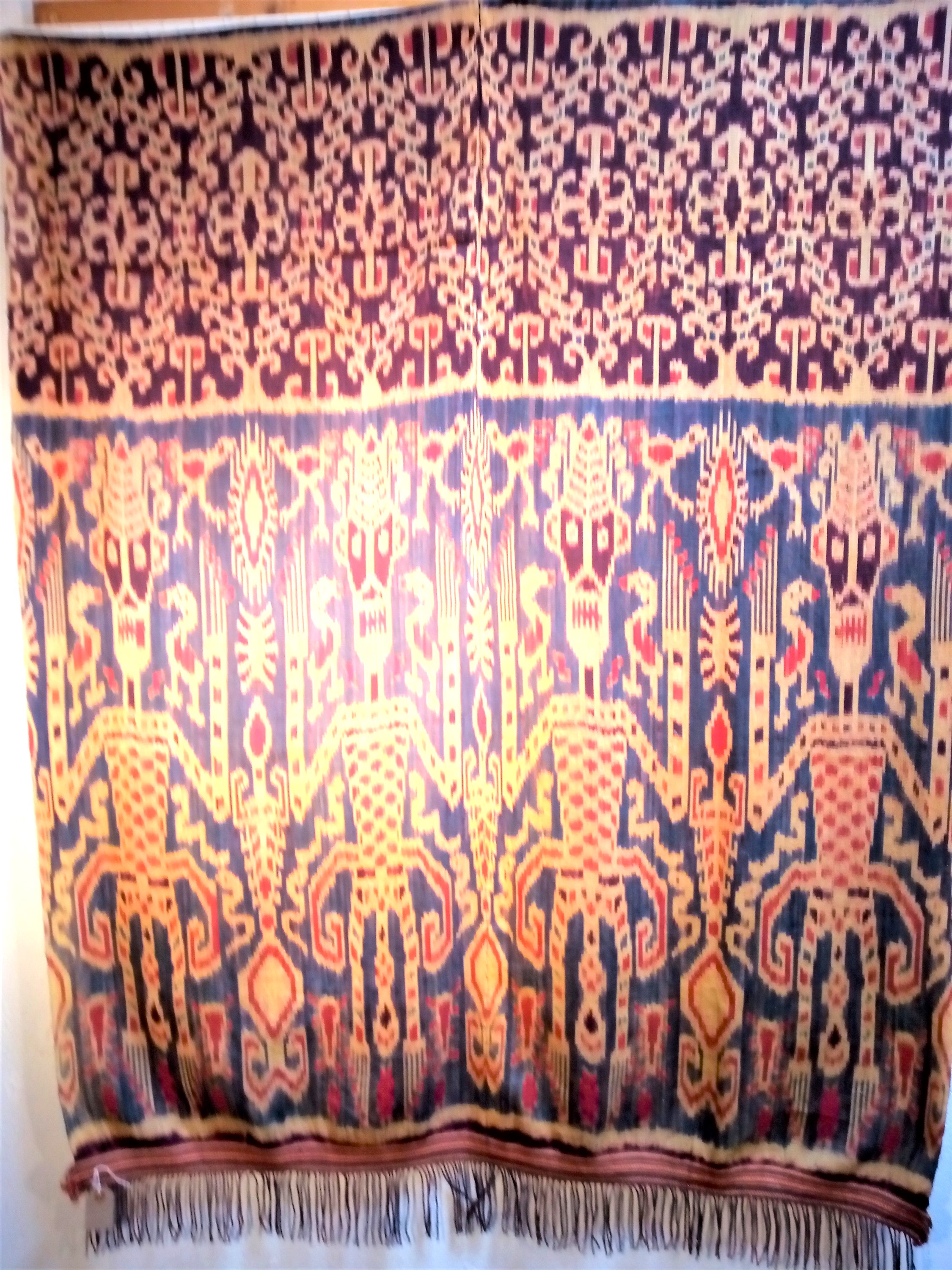 Hinggi from Sumba. A warp-ikat cotton textile. Using vegetable dyes, there are four figures at - Image 2 of 2