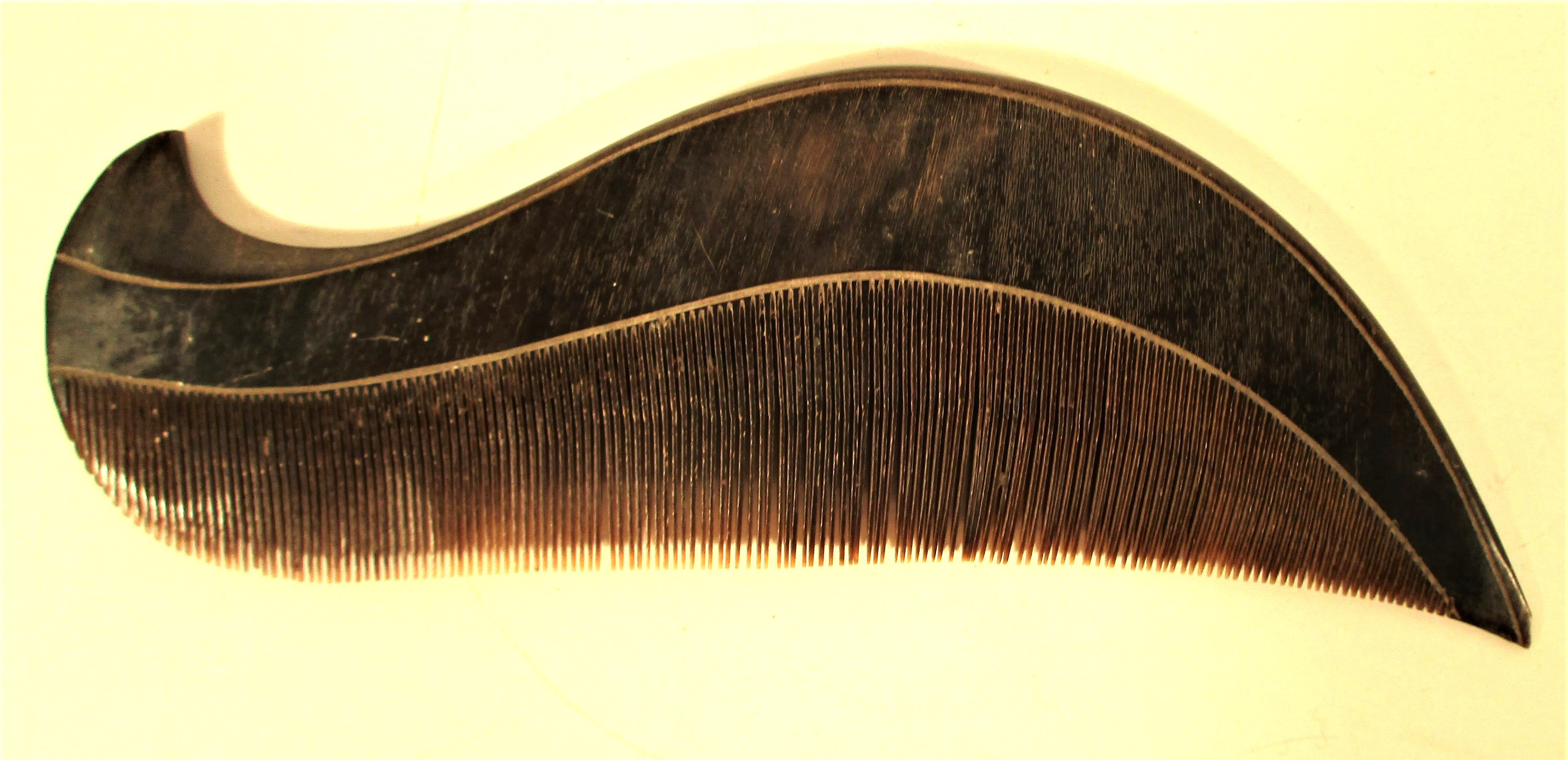 Buffalo horn comb from Lombok. Very fine teeth for nit picking. 16 x 5cm. Early 21st c. - Image 2 of 2