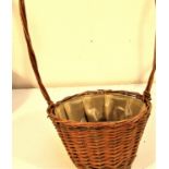 Basket with long handle and plastic lining. 22 x 14cm.