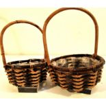 2x baskets with handle and plastic lining. 23 x 30 and 18 x 26cm.