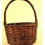 Basket with handle and metal reinforcement. 25 x 12cm.