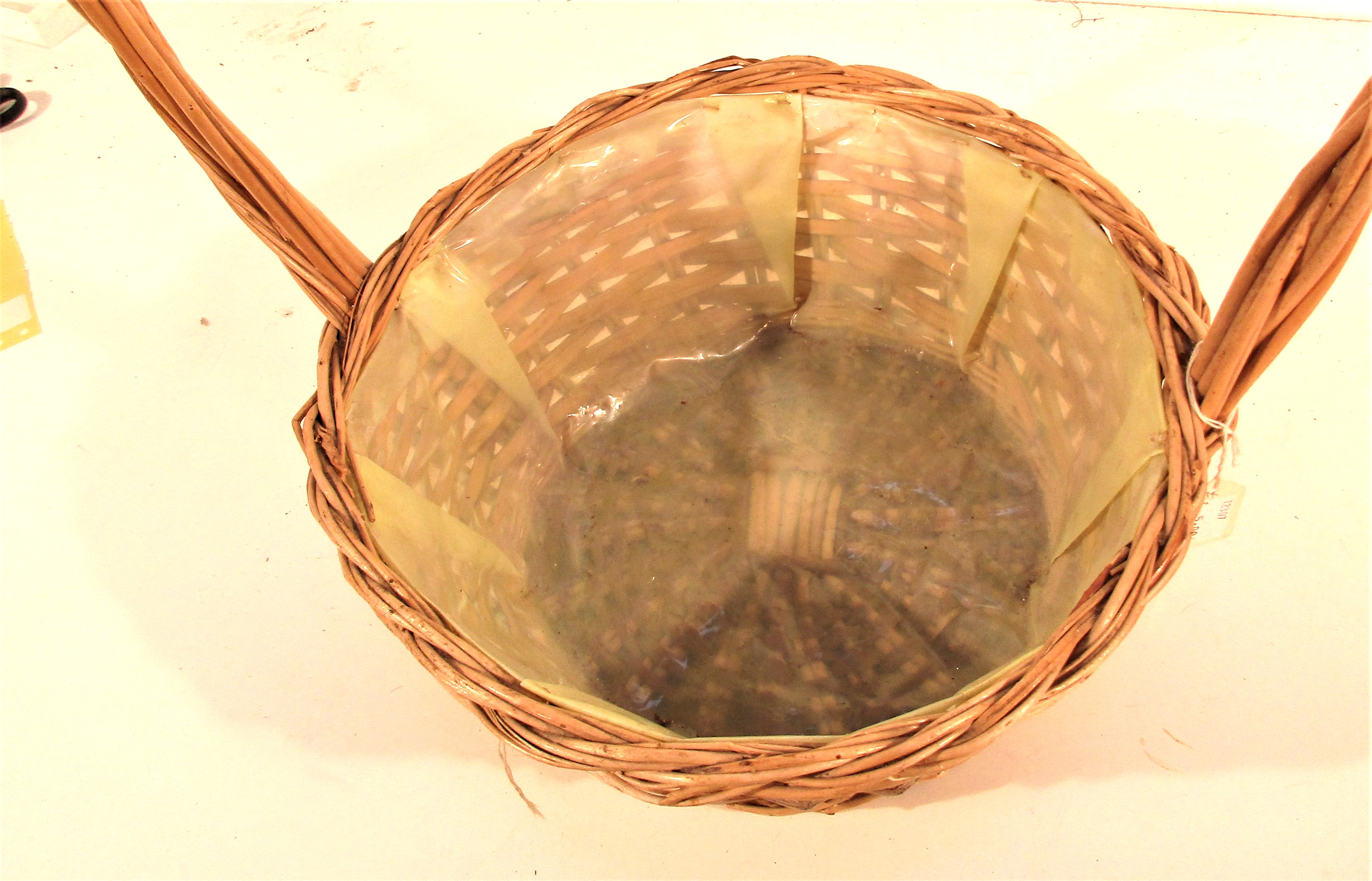 Basket with long handle, lined with plastic. 30 x 60cm. - Image 2 of 2