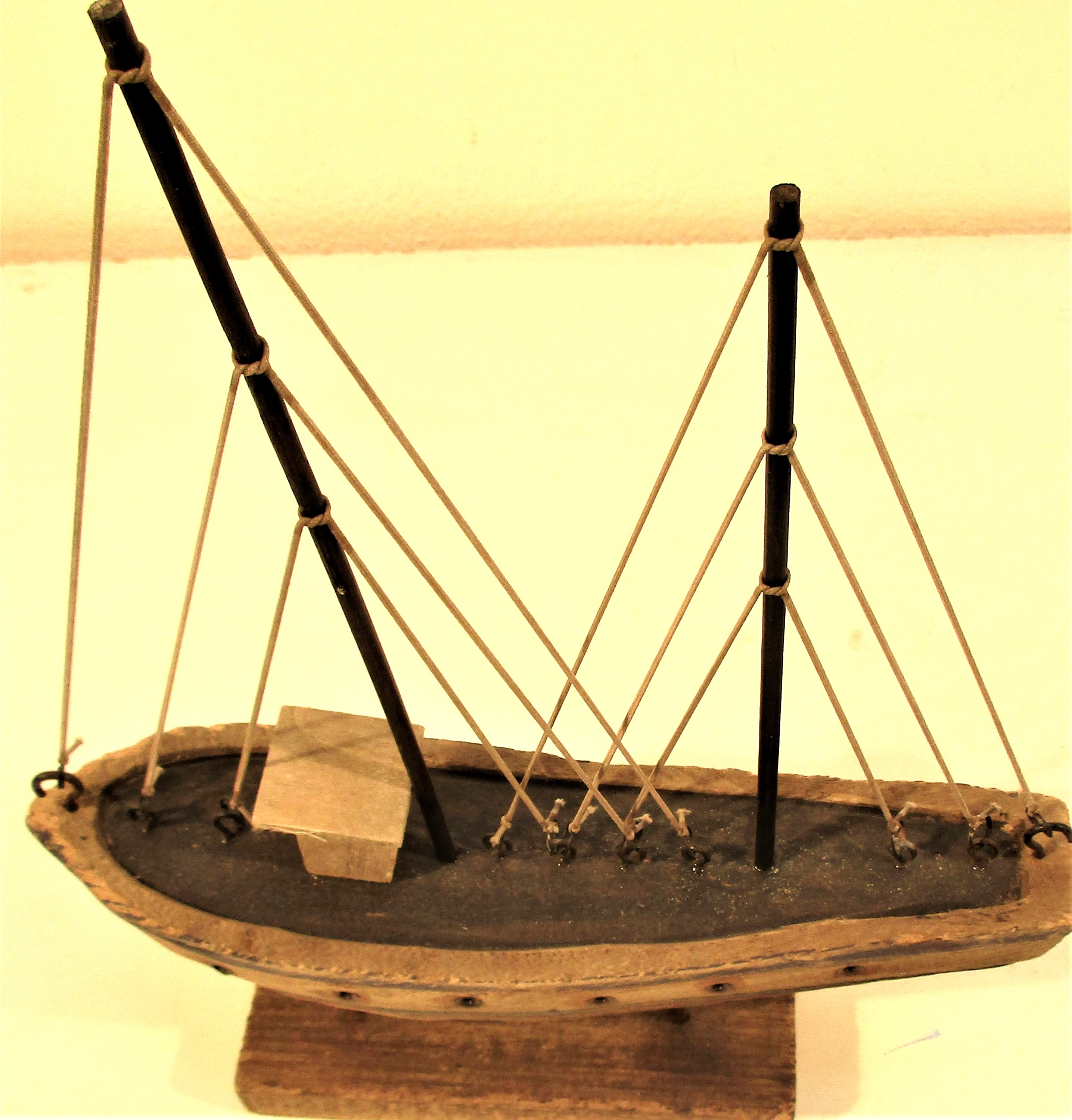 Small wood and painted boat with full rigging. 22 x 30cm. New - Image 3 of 3