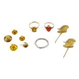 A small collection of gold and jewellery items, comprising a group of three 18ct gold gentleman's