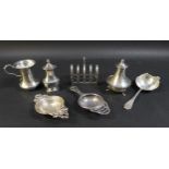 A group of George V and later silver, comprising a George V toast rack, Viner's Ltd. London 1934,