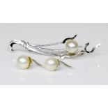 An 18ct white gold and pearl brooch of naturalistic form, 51.1mm long, 3.6g, together with a pair of