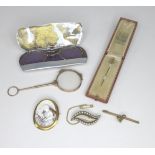 A 9ct gold bar brooch set with a badminton shuttlecock, 52mm long, 2.9g, together with a shell cameo