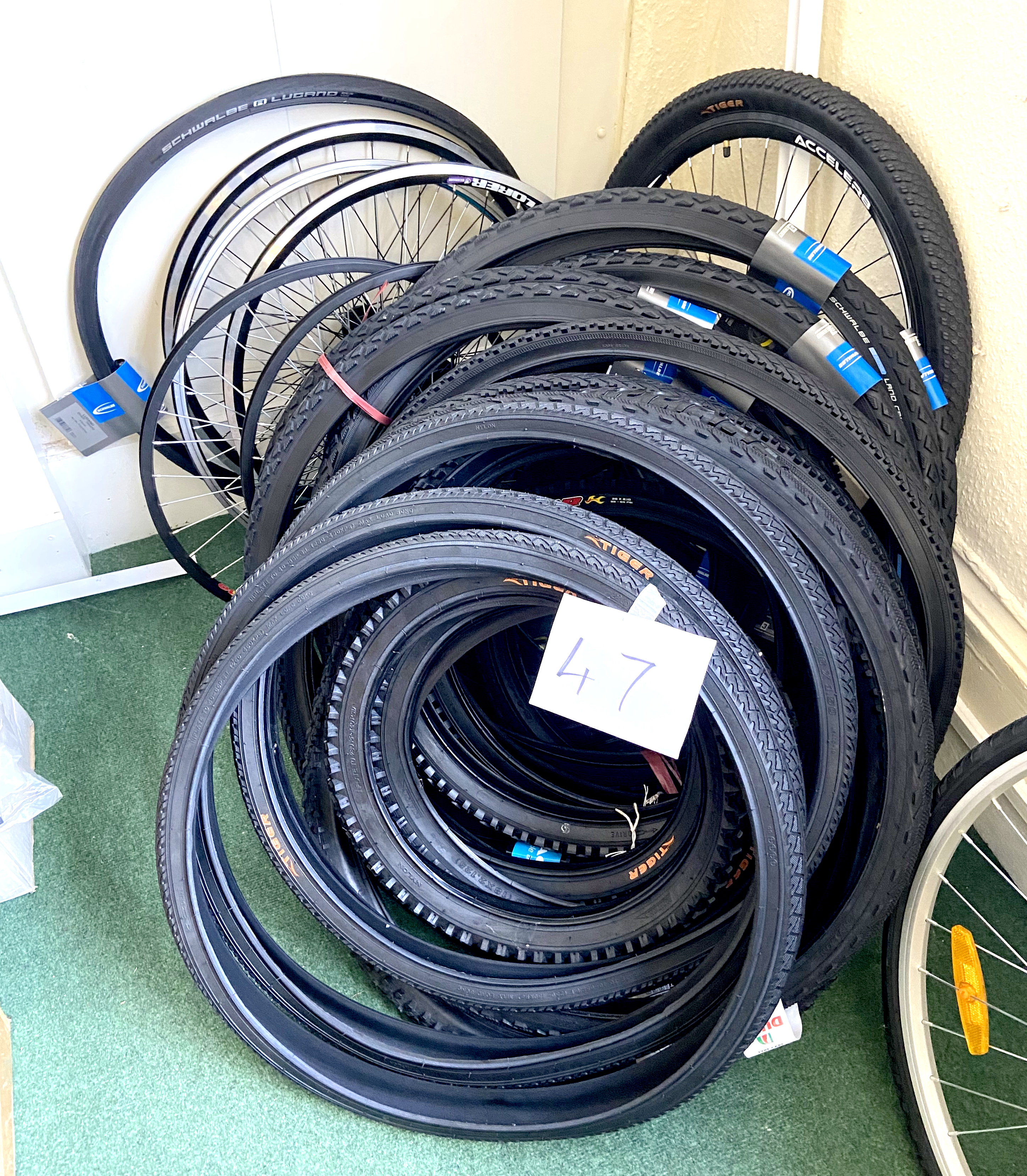 A larger group of bicycle tyres and wheels, including Tiger and Schwalbe.