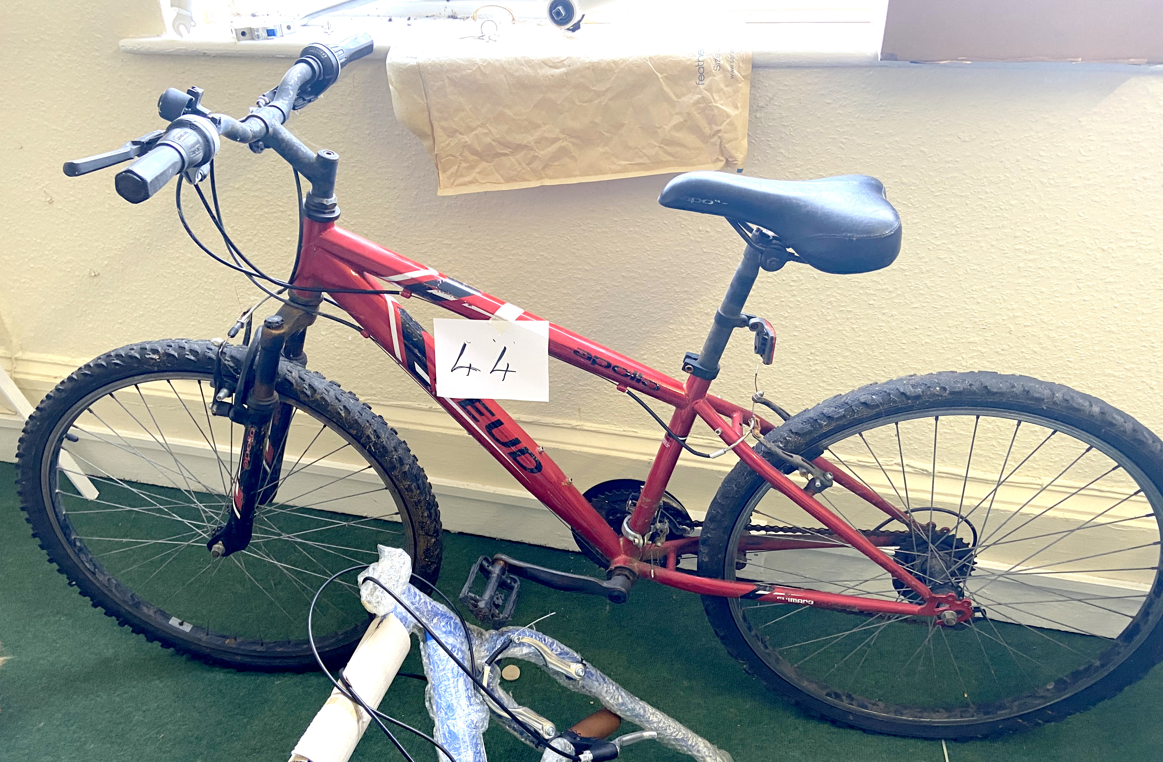 An Apollo Feud red painted gent's mountain bike, with front suspension.