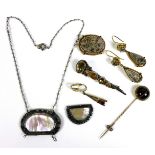 A group of jewellery, comprising a gold and agate stick pin, a silver and mother of pearl