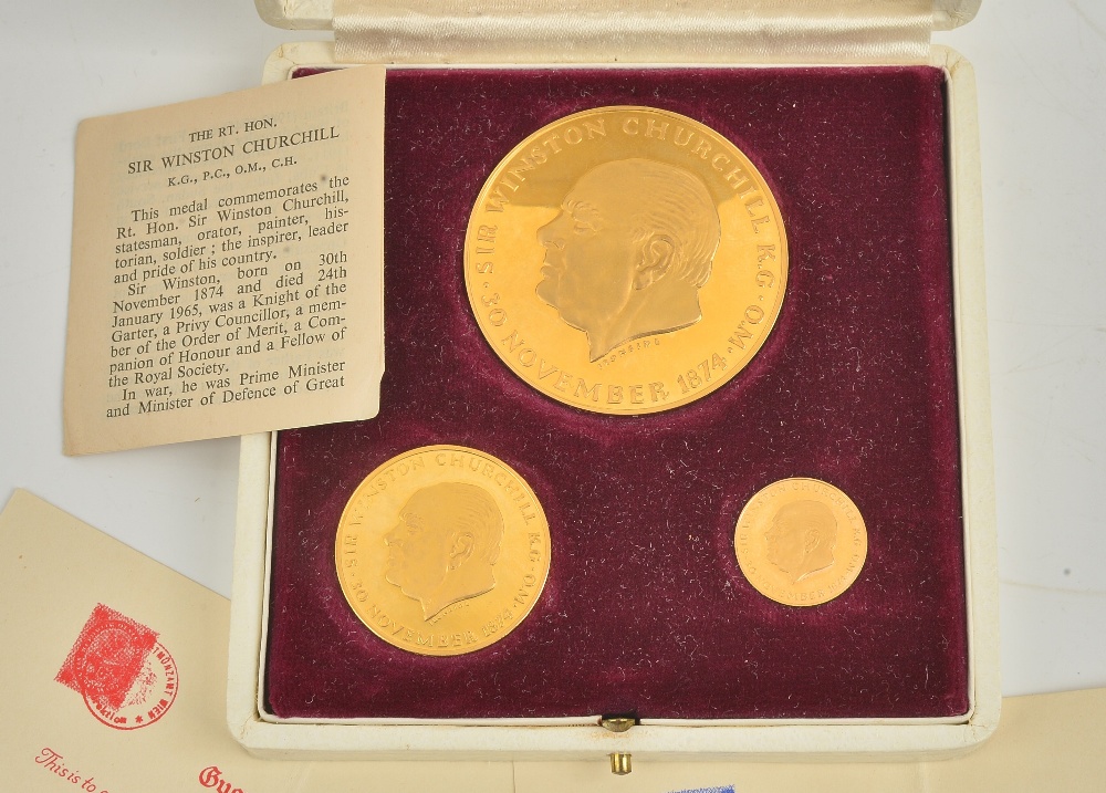 A set of three 18ct gold proof medallions commemorating Sir Winston Churchill, combined weight 70. - Image 2 of 4