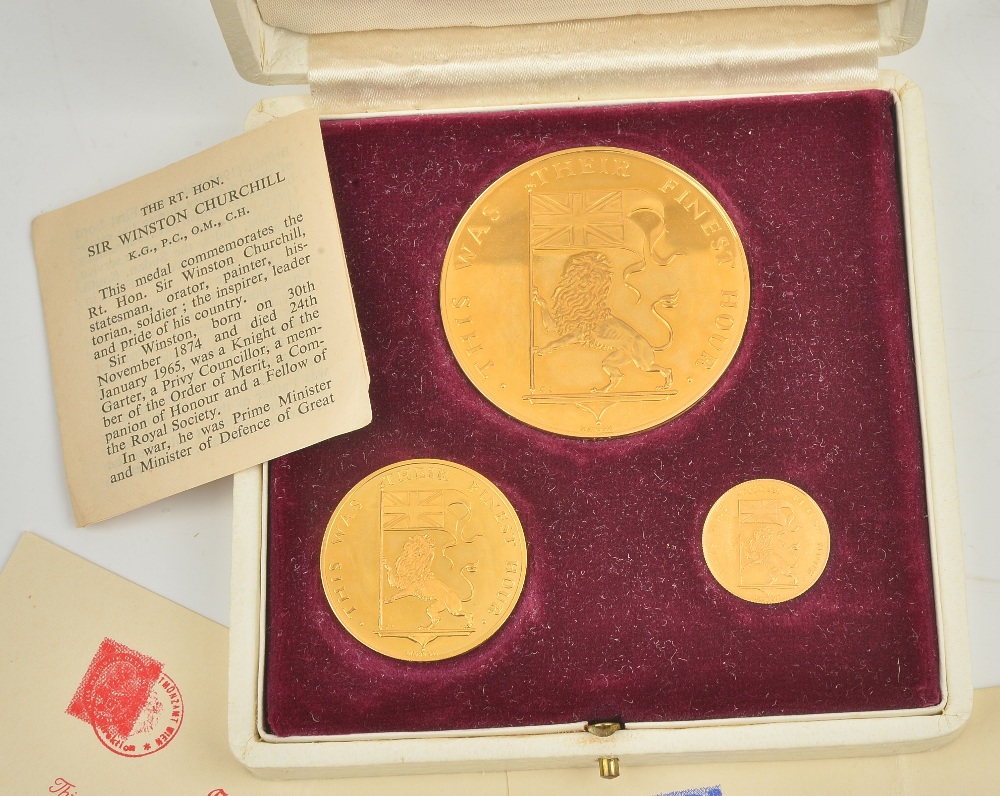 A set of three 18ct gold proof medallions commemorating Sir Winston Churchill, combined weight 70. - Image 3 of 4