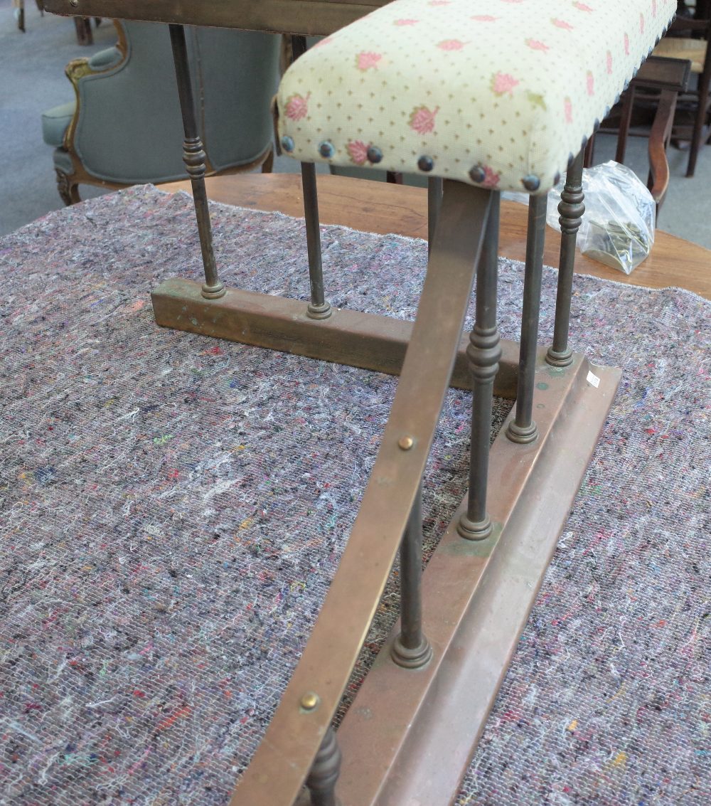 An early 20th century brass and cream upholstered club fender with sloped curb, - Image 10 of 11