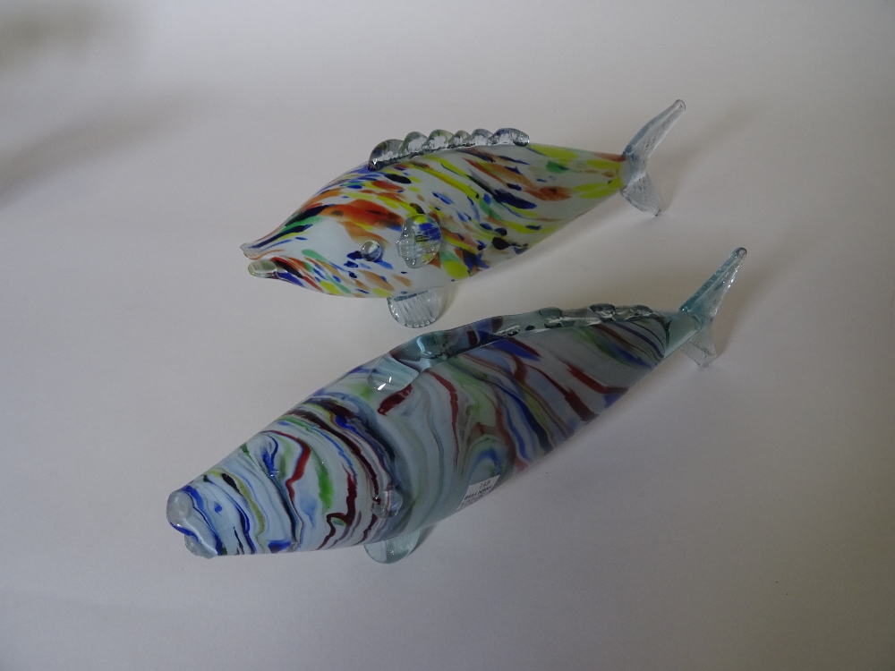 Two Beswick fish, (a.f.), two Murano style glass fish and another model of a fish, (5). - Image 3 of 11