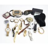 An Avia 9ct gold lady's bracelet wristwatch, having a sprung bar link bracelet, gross weight...