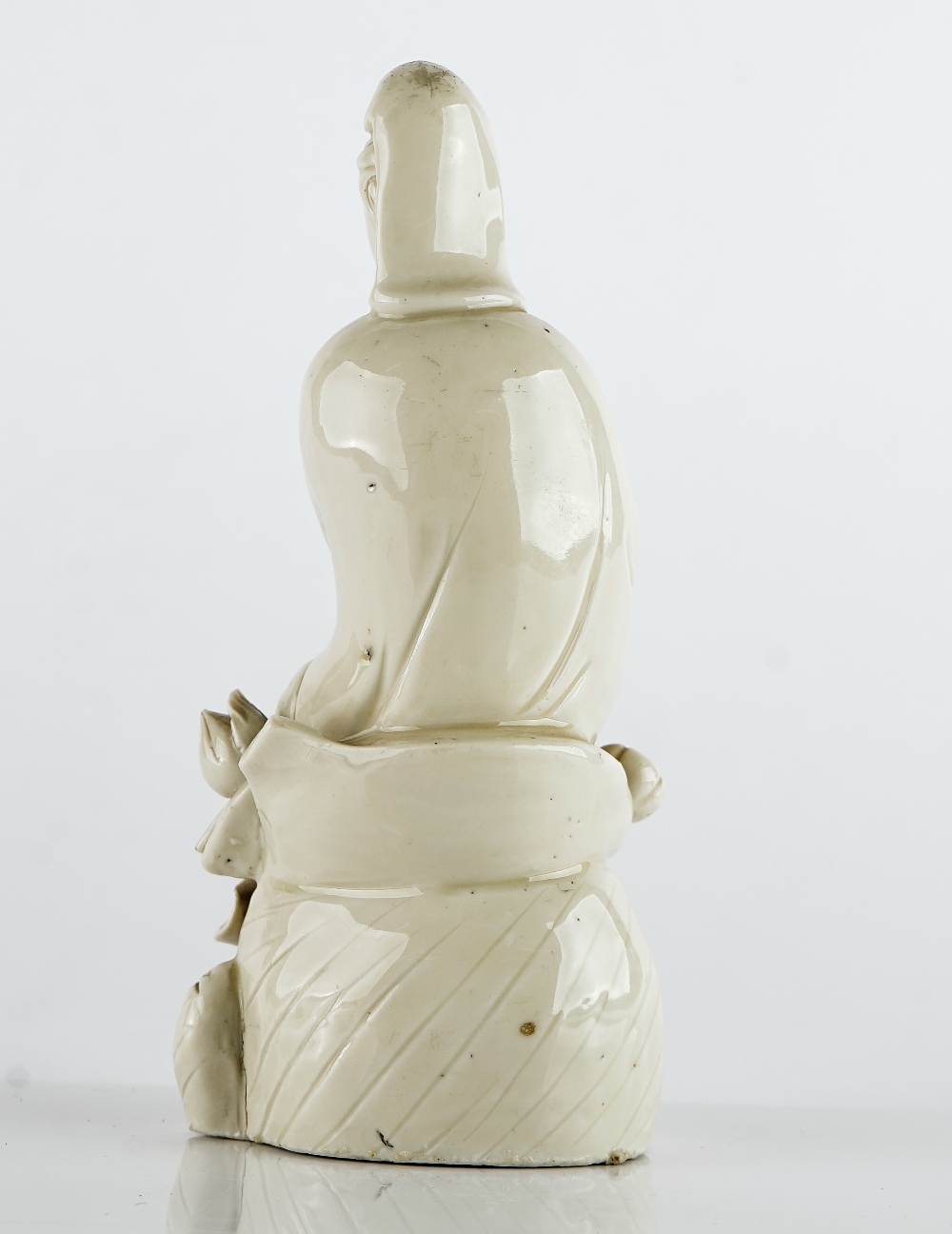 A Chinese blanc de chine figure of Guanyin - Image 4 of 5