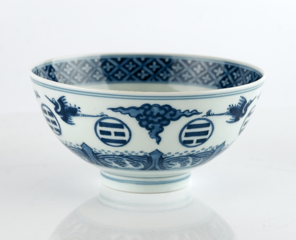 A Chinese blue and white `crane and trigram' bowl - Image 2 of 6