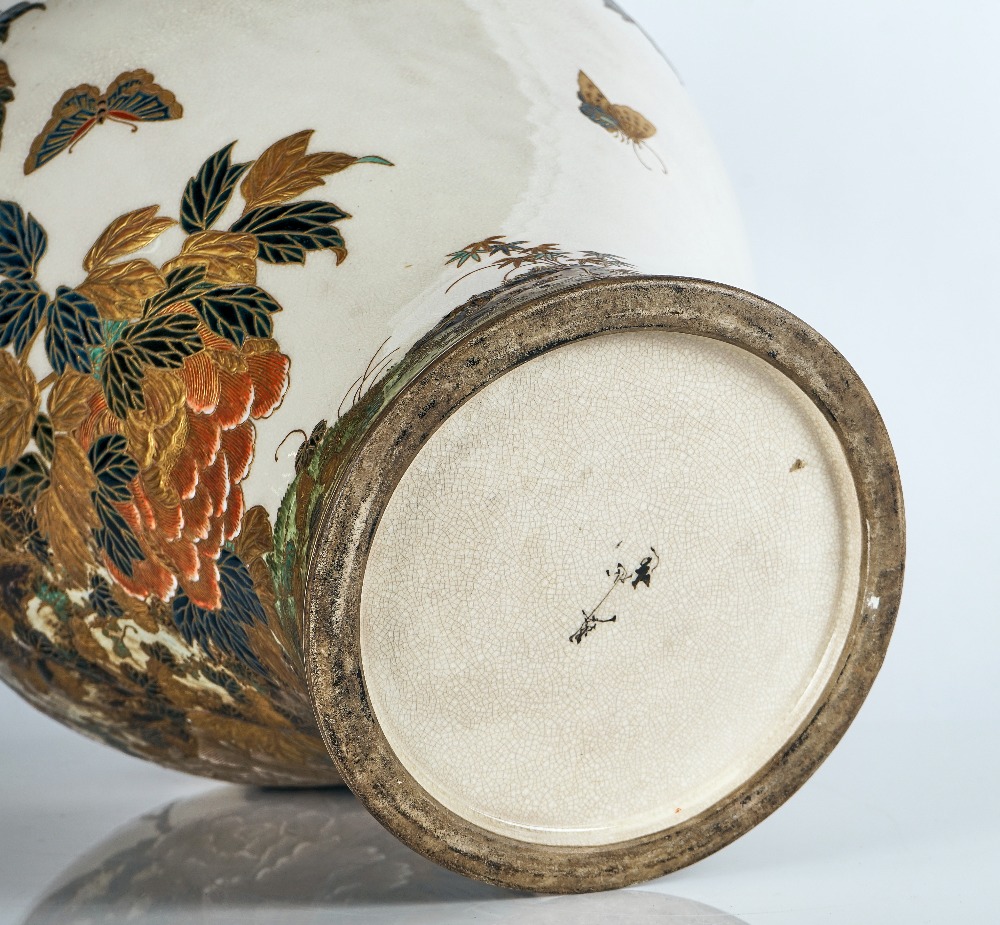 A good and very large Japanese Satsuma vase signed Suizan - Image 5 of 6