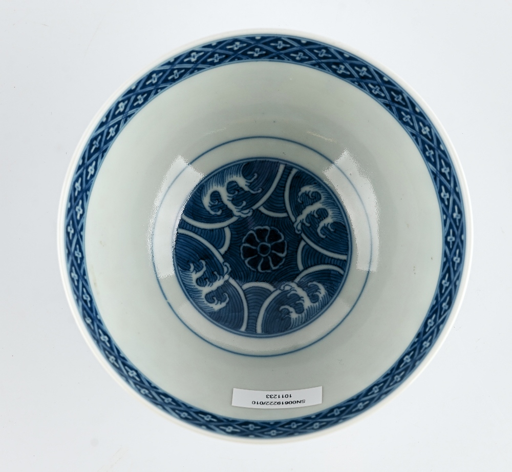 A Chinese blue and white `crane and trigram' bowl - Image 3 of 6