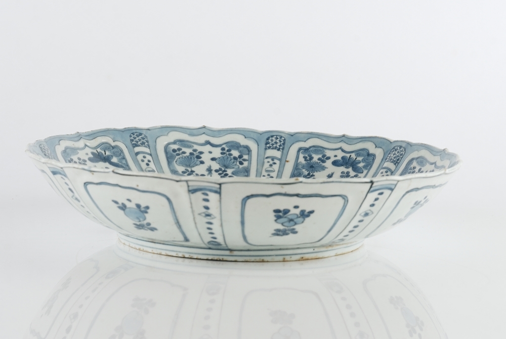 A Chinese blue and white kraak porcelain dish. - Image 3 of 4