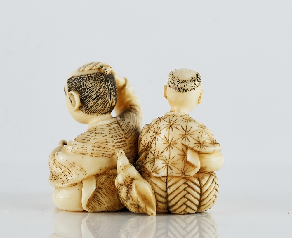 A Japanese ivory netsuke of a man and boy - Image 4 of 5