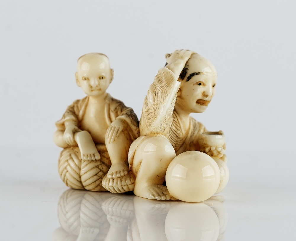A Japanese ivory netsuke of a man and boy - Image 2 of 5