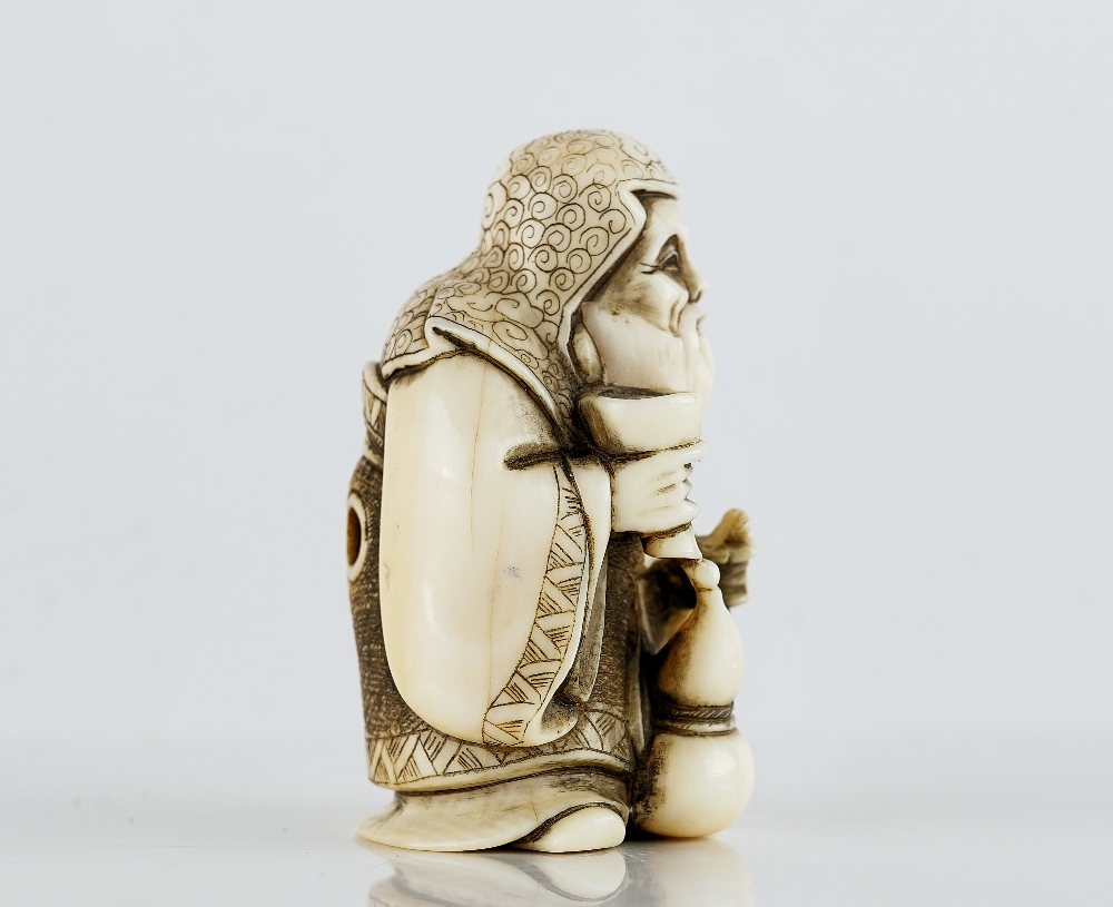 A Japanese ivory netsuke of a bearded old man - Image 5 of 6