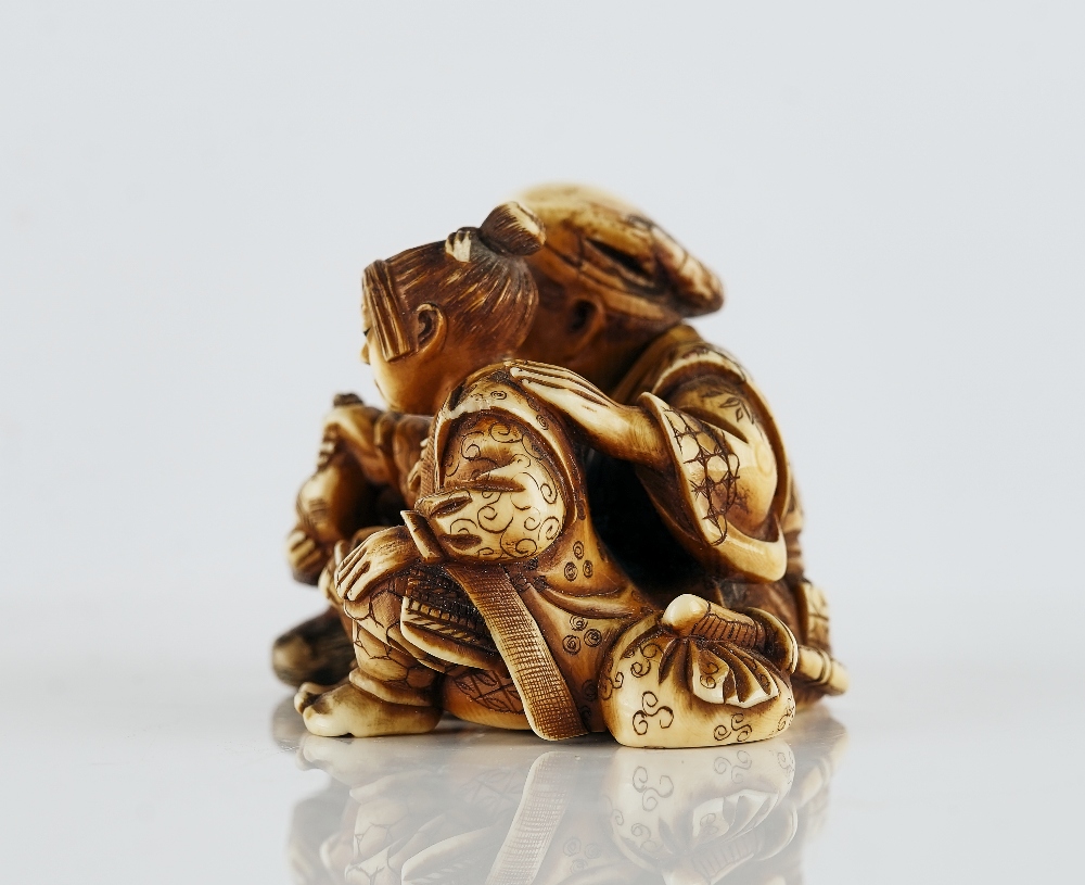 A Japanese ivory netsuke - Image 3 of 5